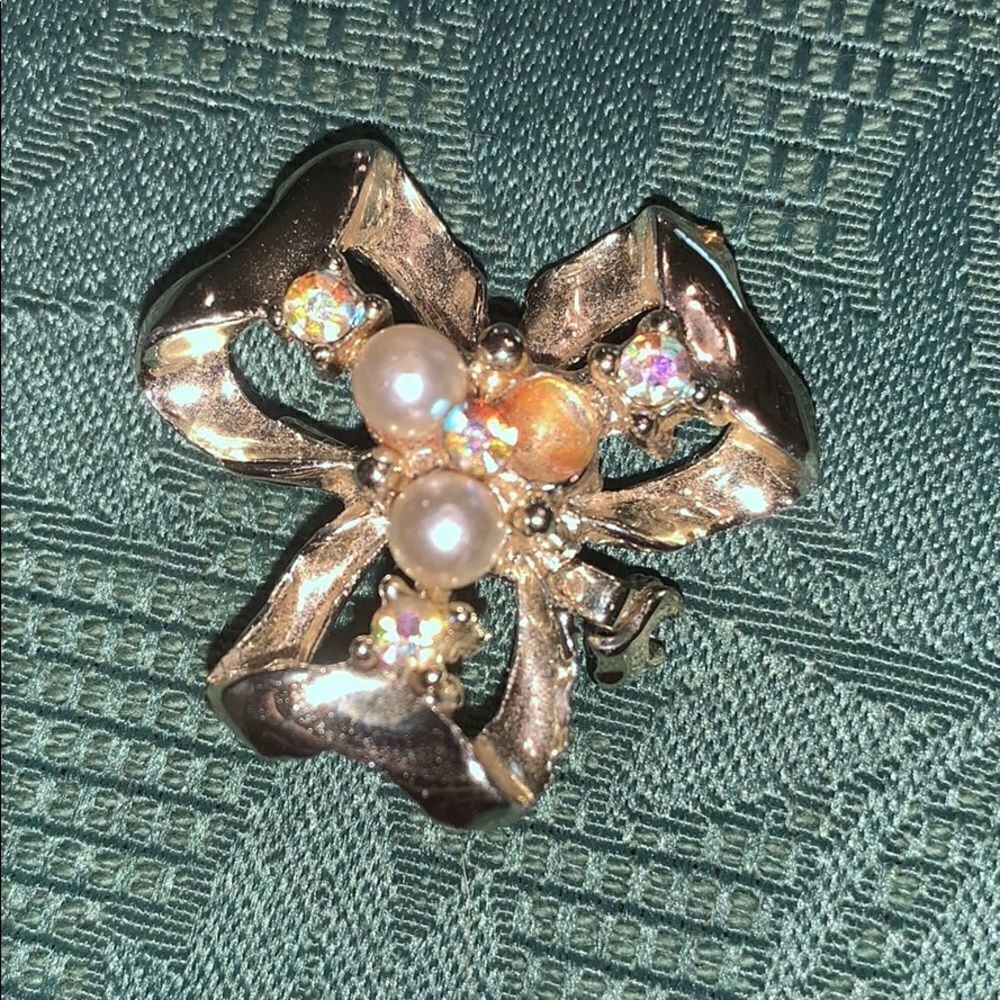 Vintage gold, rhinestone & pearl shamrock …‎